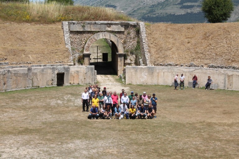 Foto-di-gruppo-nellanfiteatro-di-Alba-Fucens-1024x683